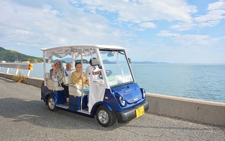 高齢者の移動支援や観光資源として活用され、環境負荷の少ない電動車